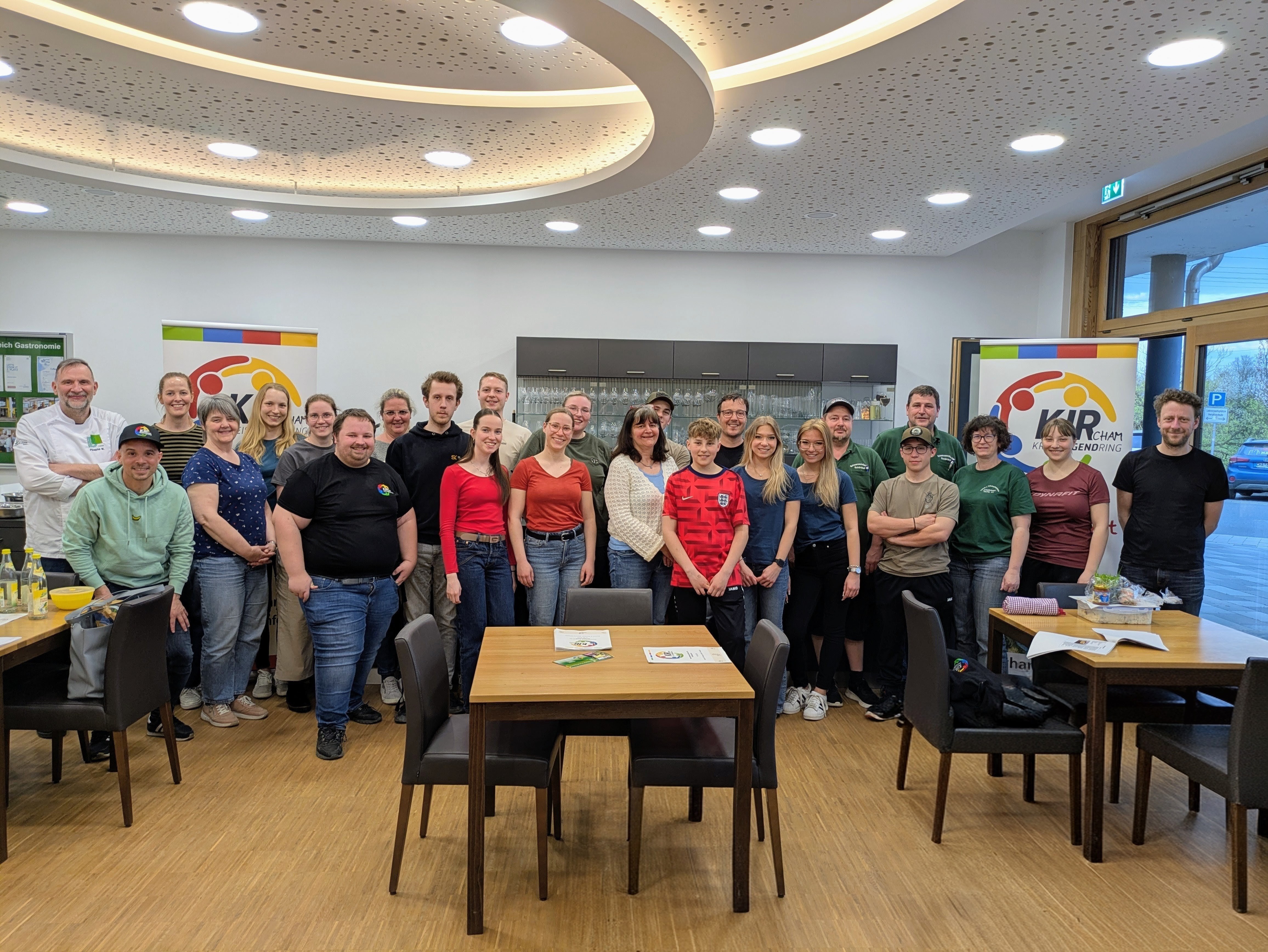 Die Teilnehmenden aus den verschiedenen Jugendorganisationen