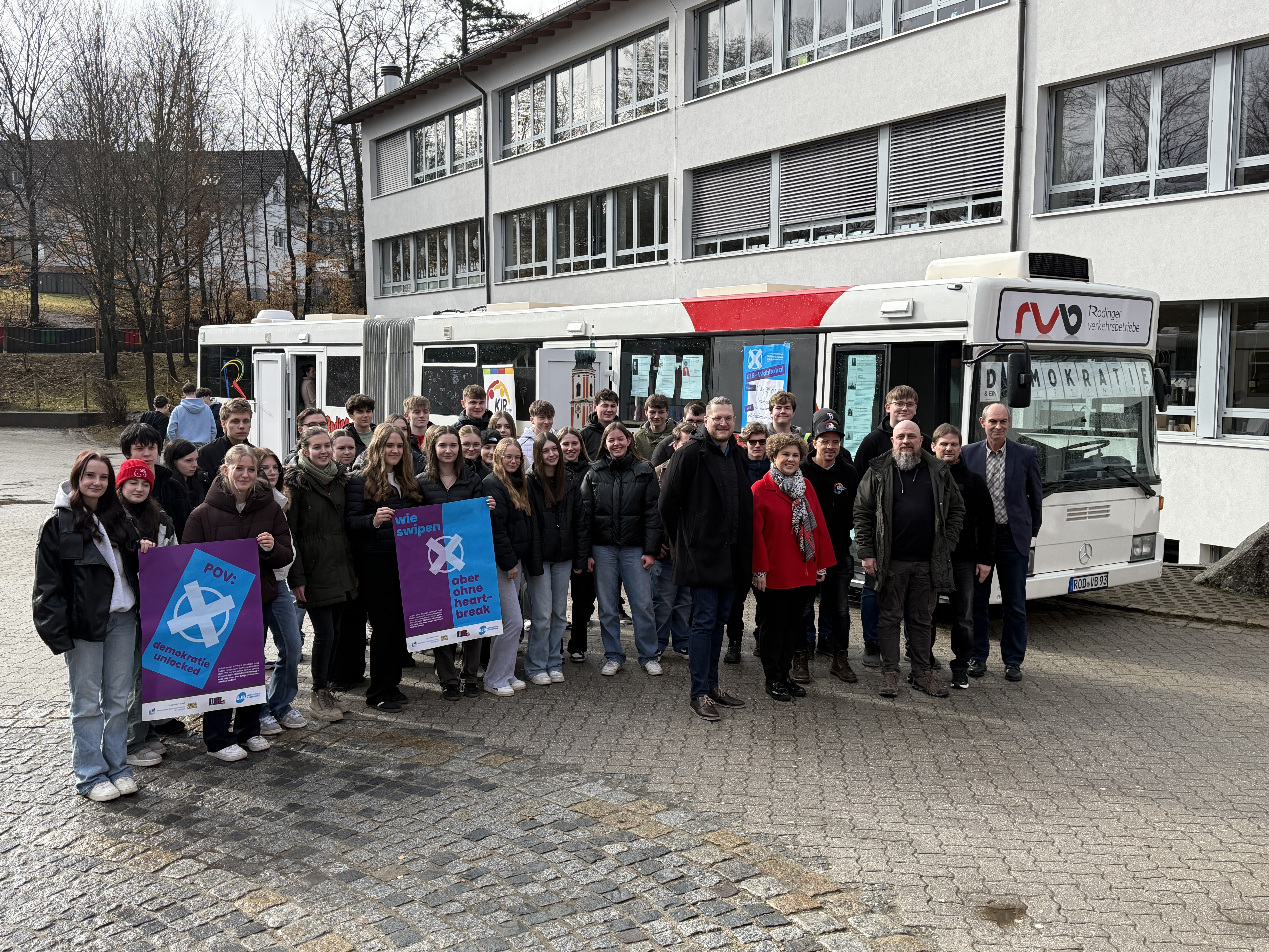 Ein Teil der Rodinger Schüler am Wahlbus