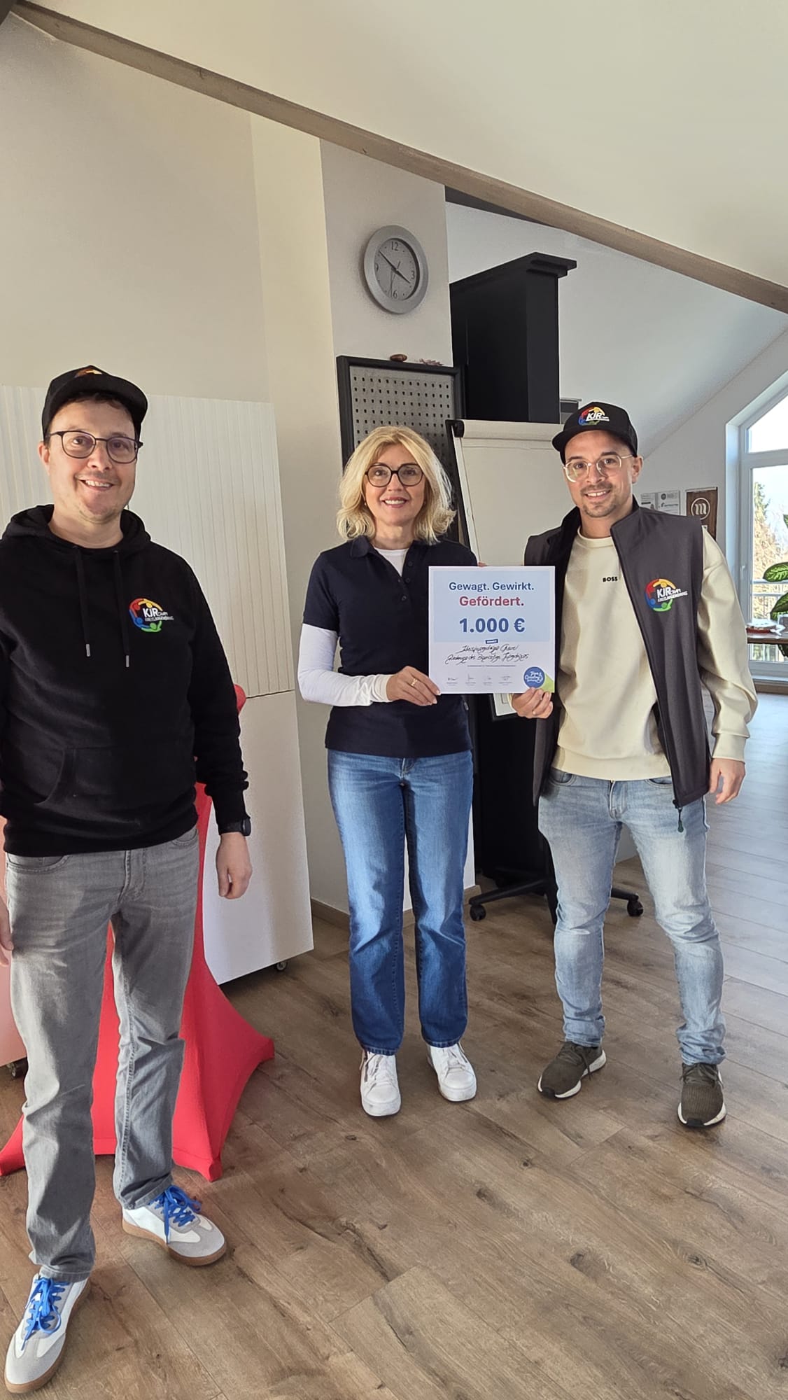 Der KJR Cham erhielt aus den Händen von Sylvia Wagner den 12. Town &amp; Country Stiftungspreis